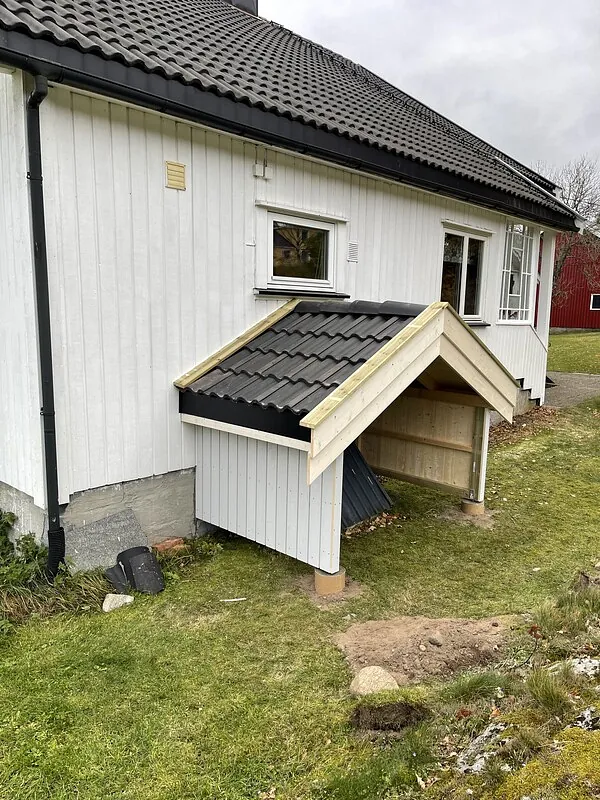 Tilbygg over kjeller i Son