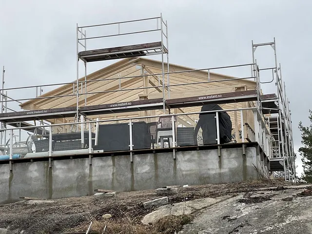 Under bygging av hytte på Hvaler